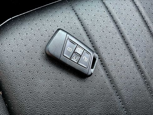 Used 2022 Volkswagen Tiguan SE R-Line image 30