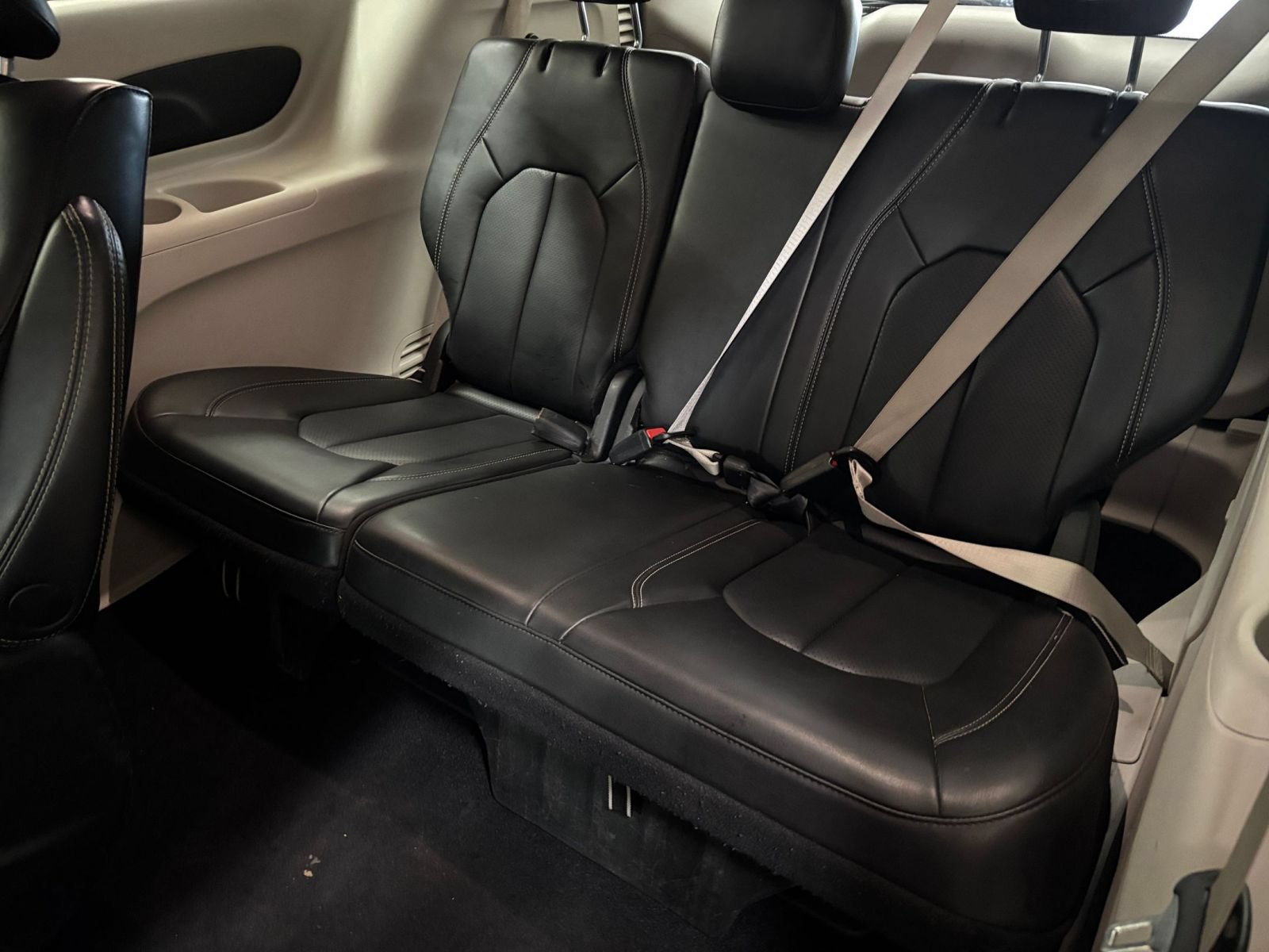 Used 2023 Chrysler Pacifica Touring-L FWD image 30