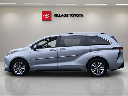 Certified 2022 Toyota Sienna Limited image 2