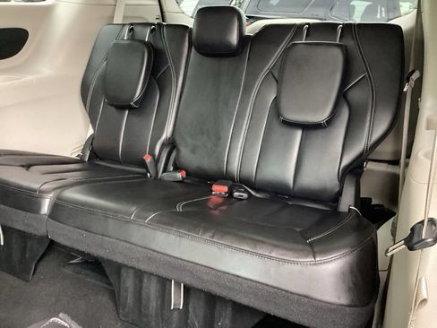 Used 2023 Chrysler Pacifica Touring-L FWD image 16