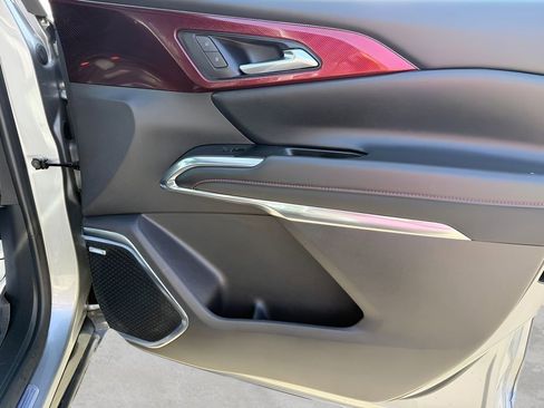 Used 2025 Chevrolet Traverse RS image 32