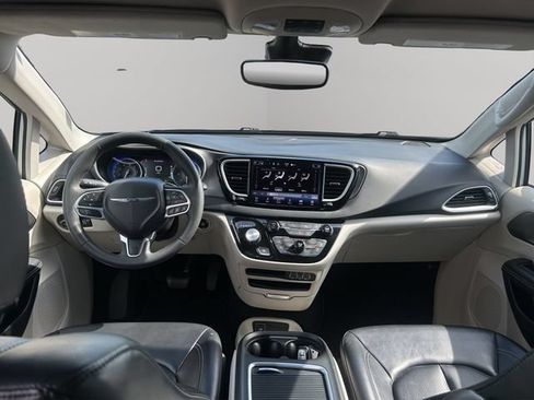 Used 2023 Chrysler Pacifica Touring-L FWD image 19