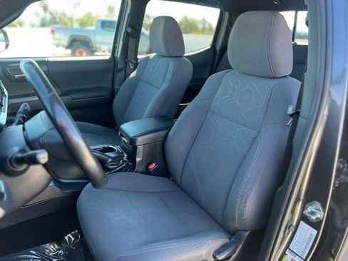 Used 2018 Toyota Tacoma TRD Sport w/ Technology Package image 19