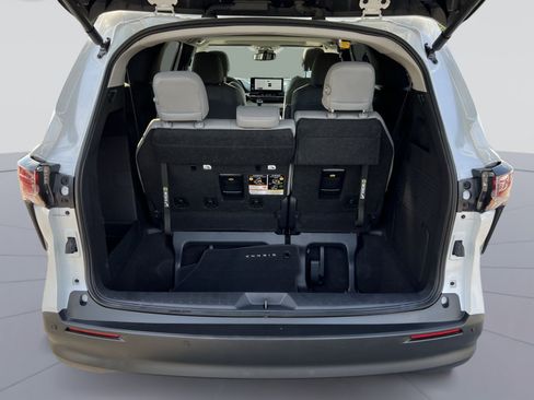 Used 2025 Toyota Sienna XLE AWD/4WD image 27