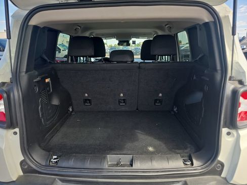 Used 2023 Jeep Renegade Latitude AWD/4WD image 16