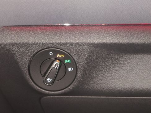 Used 2025 Volkswagen Jetta SEL image 28