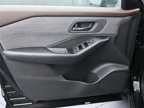 Used 2023 Nissan Rogue S image 15