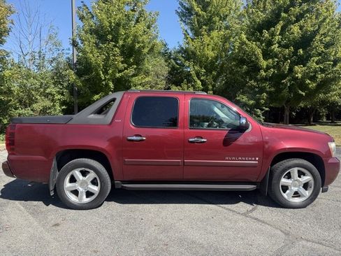 Used 2008 Chevrolet Avalanche LTZ w/ LTZ Preferred Equipment Group image 2