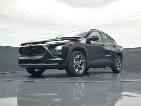 Used 2024 Chevrolet Trax LT w/ LT Convenience Package image 17