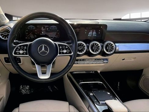 Used 2023 Mercedes-Benz GLB 250 w/ Premium Package image 8