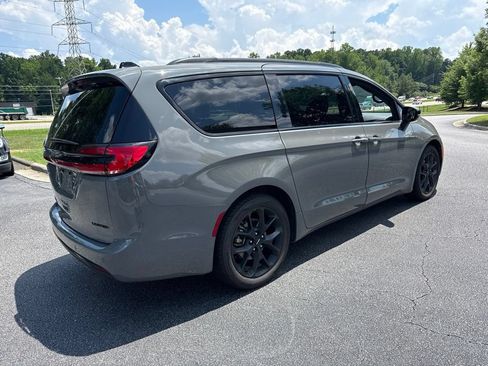 Used 2025 Chrysler Pacifica Limited FWD image 5