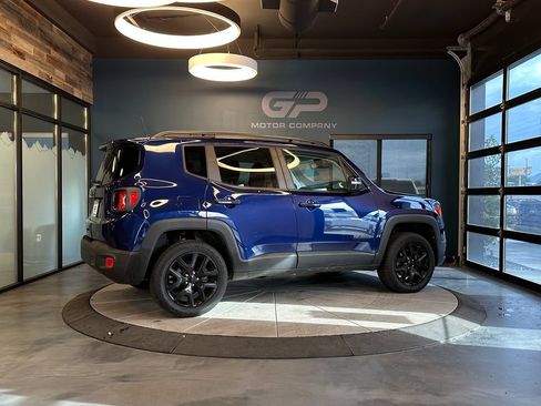 Used 2018 Jeep Renegade Altitude w/ UConnect 8.4 Nav Group AWD/4WD image 3