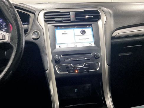 Used 2018 Ford Fusion SE w/ Fusion SE Technology Package image 8