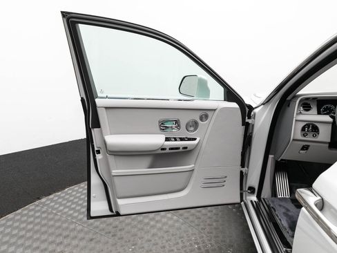 Used 2024 Rolls-Royce Phantom Extended Wheelbase w/ Leather Finishing Pack image 8