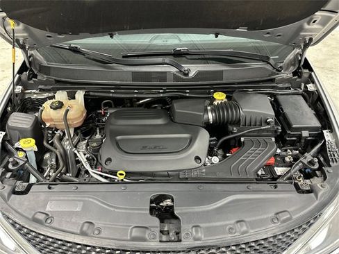 Used 2020 Chrysler Pacifica Touring-L image 31