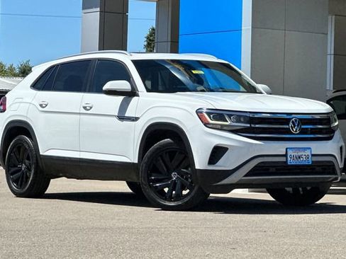 Used 2022 Volkswagen Atlas Cross Sport SE w/ Panoramic Sunroof Package FWD image 2