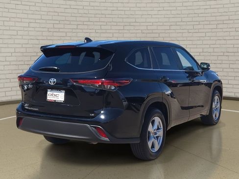 Used 2025 Toyota Highlander LE image 5