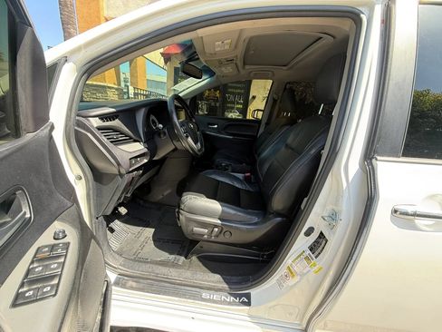 Used 2016 Toyota Sienna SE w/ SE Preferred Package FWD image 11