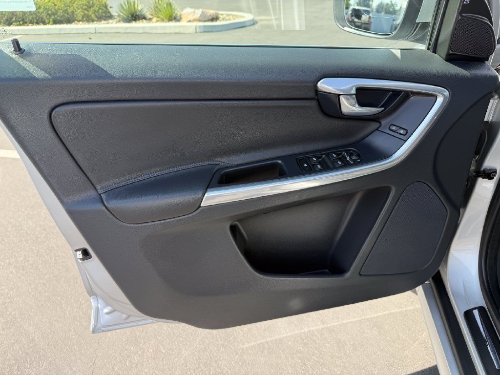 Used 2016 Volvo XC60 T5 Premier w/ Proximity Package FWD image 10
