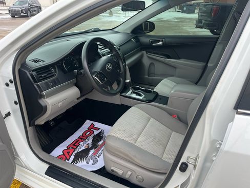 Used 2014 Toyota Camry L image 7