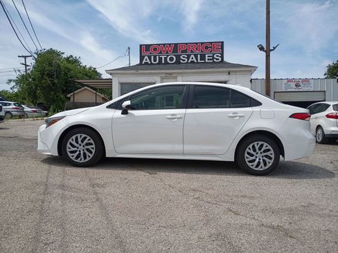 Used 2021 Toyota Corolla LE FWD image 2