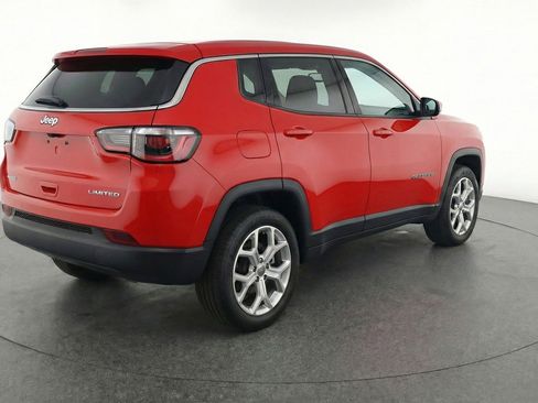 Used 2025 Jeep Compass Latitude AWD/4WD image 9