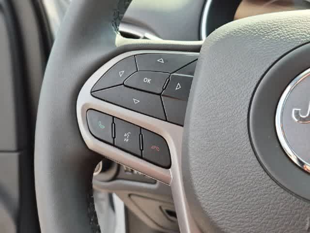 Used 2022 Jeep Cherokee Latitude Lux w/ Sun & Sound Group AWD/4WD image 25