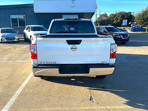 Used 2019 Nissan Titan SV image 5