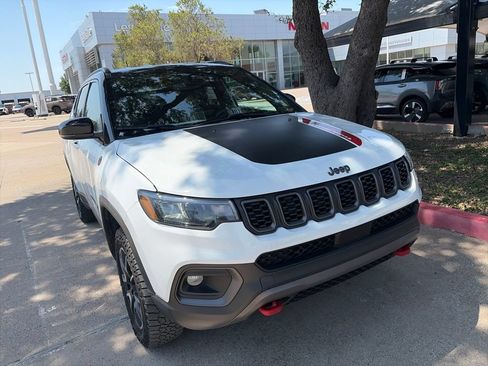Used 2025 Jeep Compass Trailhawk AWD/4WD image 2