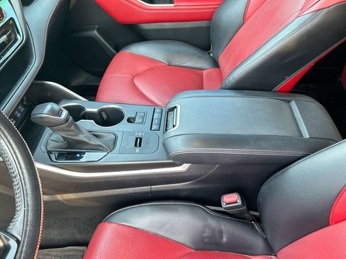 Used 2022 Toyota Highlander XSE FWD image 29