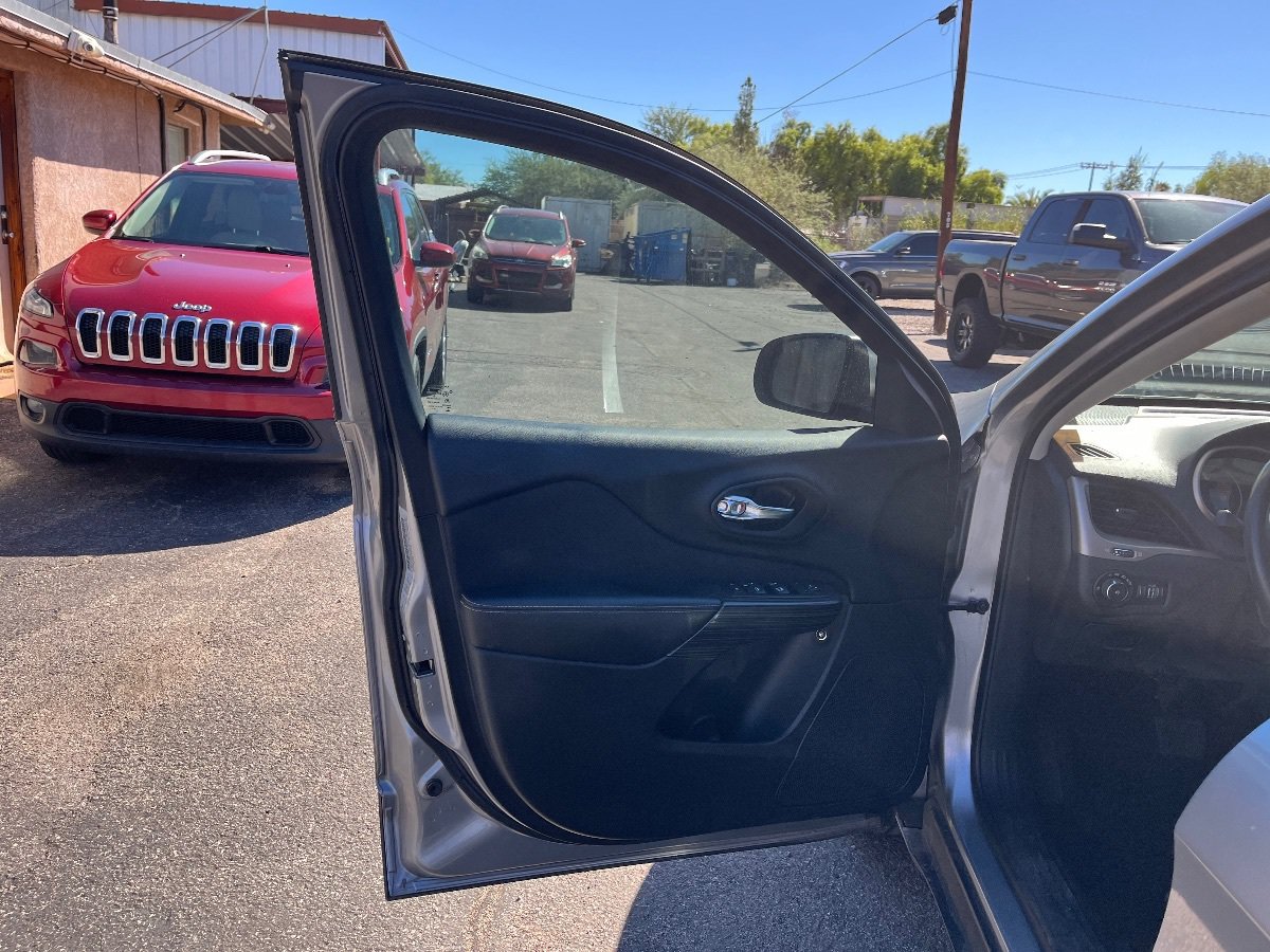 Used 2017 Jeep Cherokee Latitude FWD image 12