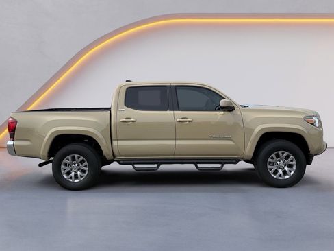 Used 2019 Toyota Tacoma SR5 RWD image 2