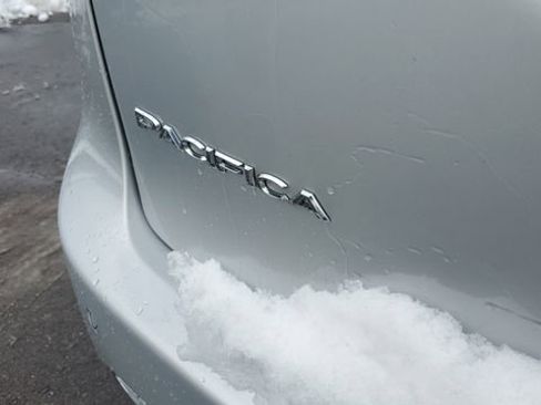 Certified 2024 Chrysler Pacifica Touring-L image 27