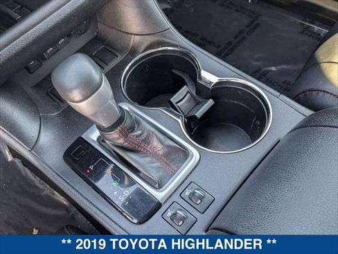Used 2019 Toyota Highlander SE image 19