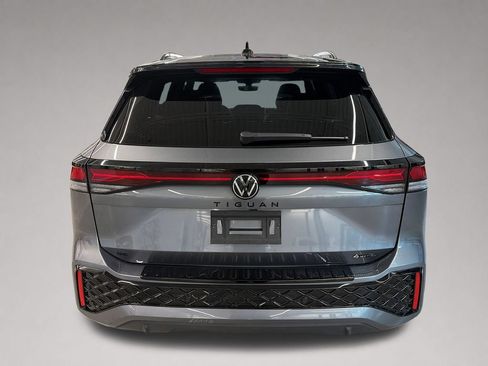 Certified 2025 Volkswagen Tiguan SE R-Line AWD/4WD image 4