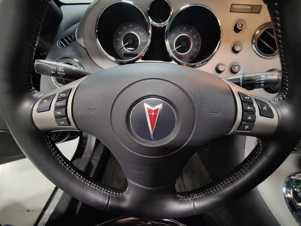 Used 2008 Pontiac Solstice GXP w/ Premium Package RWD image 25