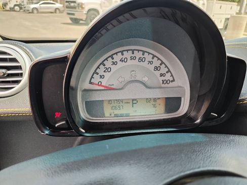 Used 2013 smart fortwo passion RWD image 20