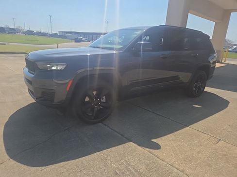 Used 2025 Jeep Grand Cherokee L Altitude image 3