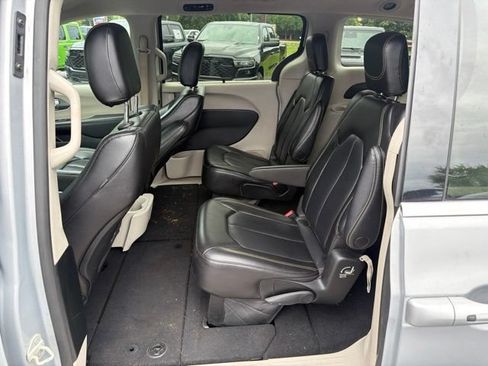 Used 2023 Chrysler Pacifica Touring-L FWD image 14