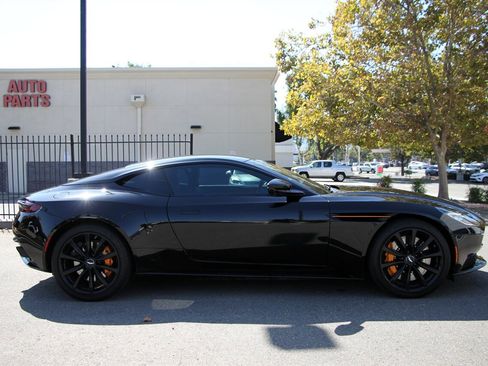 Used 2018 Aston Martin DB11 Coupe image 9