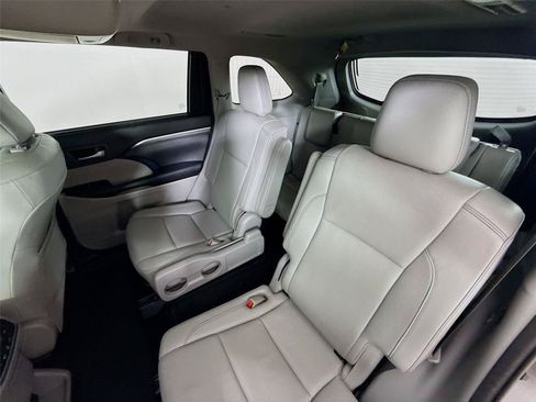 Used 2018 Toyota Highlander Limited w/ Carpet Mat Package (TMS) AWD/4WD image 11