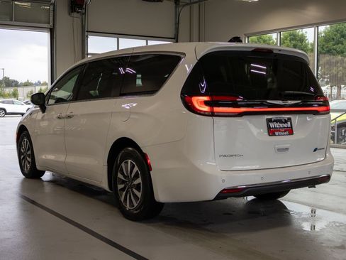 Used 2023 Chrysler Pacifica Touring-L FWD image 9