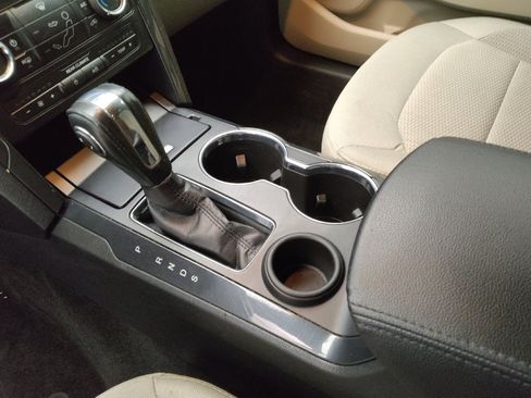 Used 2018 Ford Explorer XLT image 26