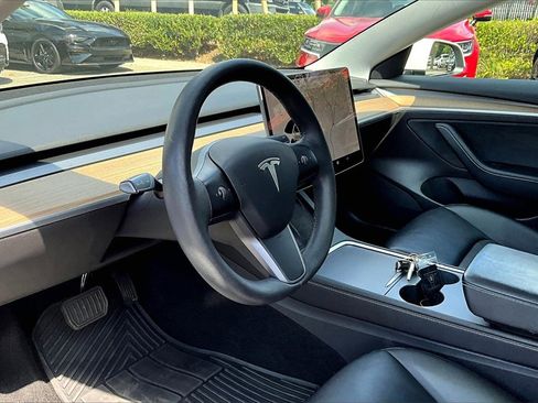 Used 2021 Tesla Model 3 Standard Range Plus image 9