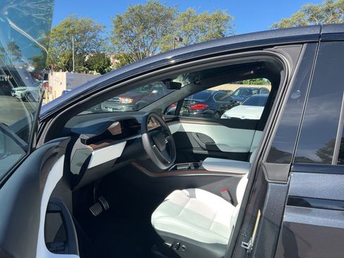 Used 2025 Tesla Model X image 12