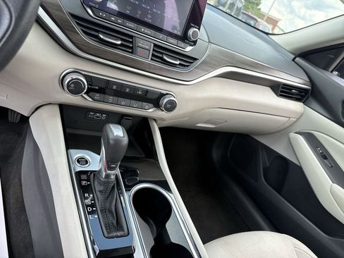 Used 2024 Nissan Altima 2.5 SV FWD image 21