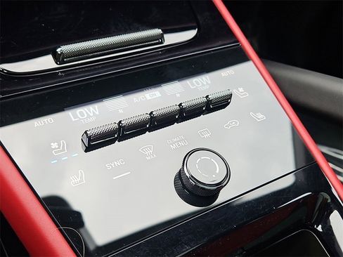 Used 2025 Porsche Cayenne image 20