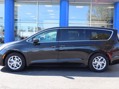 Used 2018 Chrysler Pacifica Touring Plus w/ Tire & Wheel Group FWD image 2