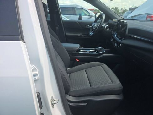 Used 2025 Chevrolet Equinox LT AWD/4WD image 2