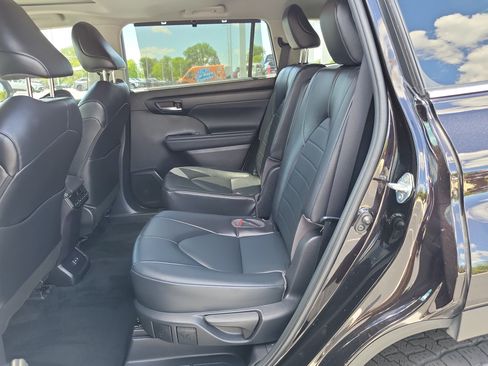 Used 2022 Toyota Highlander XLE AWD/4WD image 11